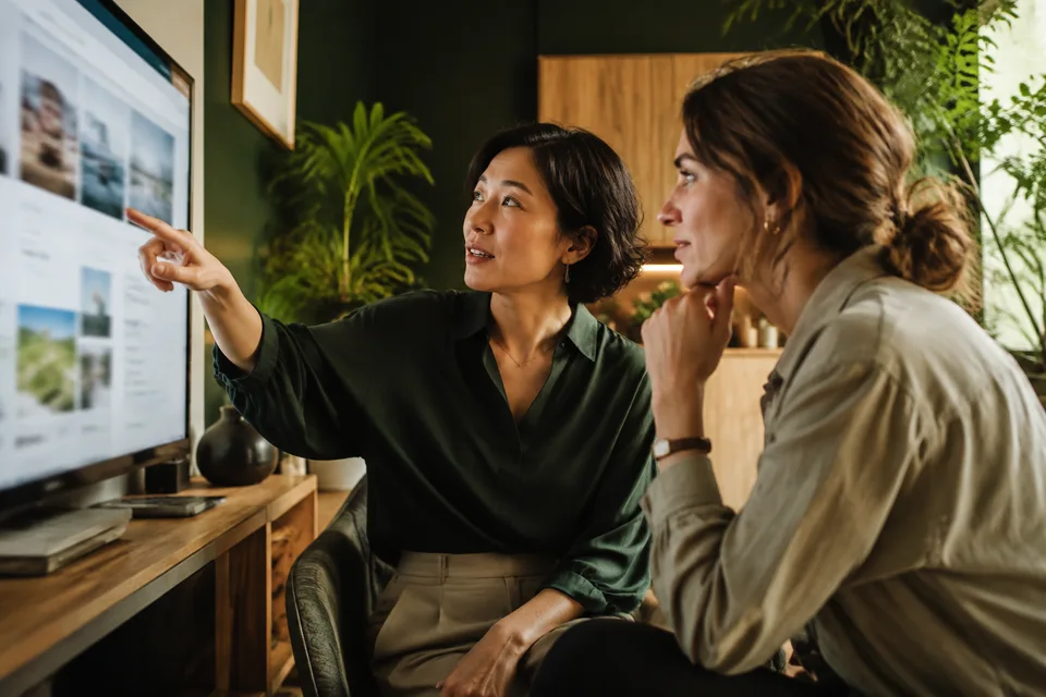 Japanese editor and multilingual colleague reviewing multilingual website content together