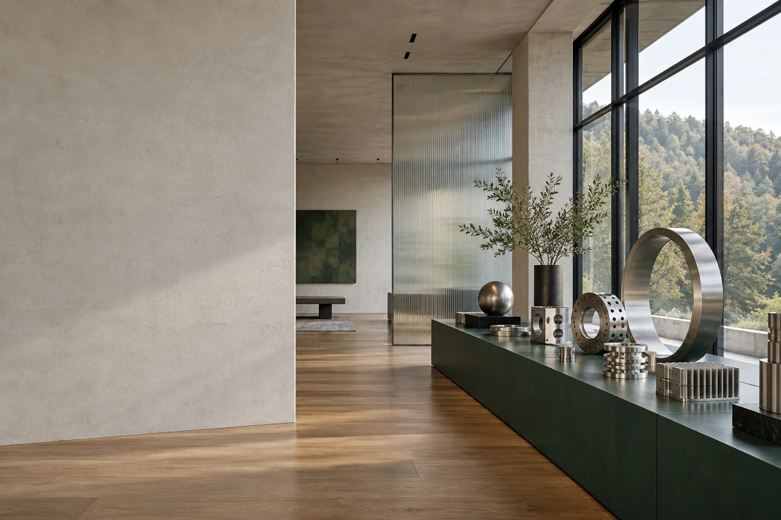 Heller Ausstellungsraum mit Metallbauteilen auf einer grünen Fläche und Blick ins Grüne